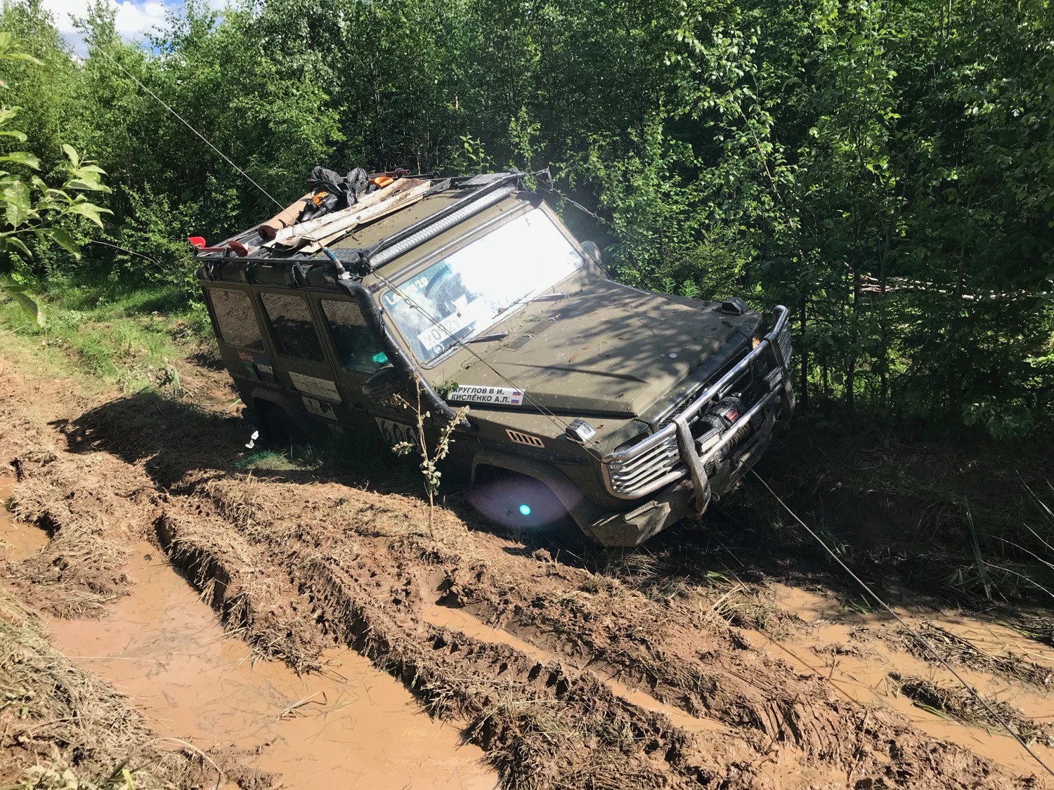 G-Class проезжает по грязи в лесу, Ленобласть