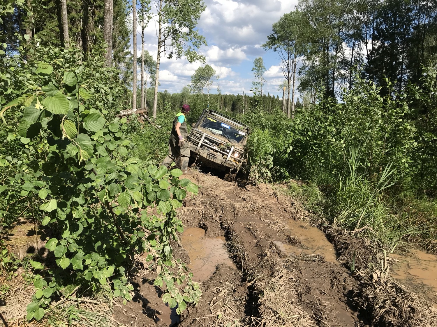 G-Class на лесной дороге среди деревьев, Ленобласть