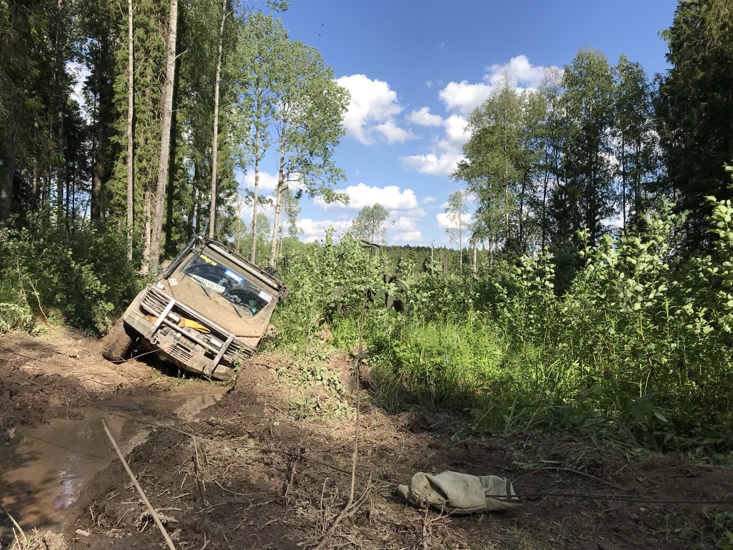 G-Class преодолевает раскисшую лесную колею, Ленобласть